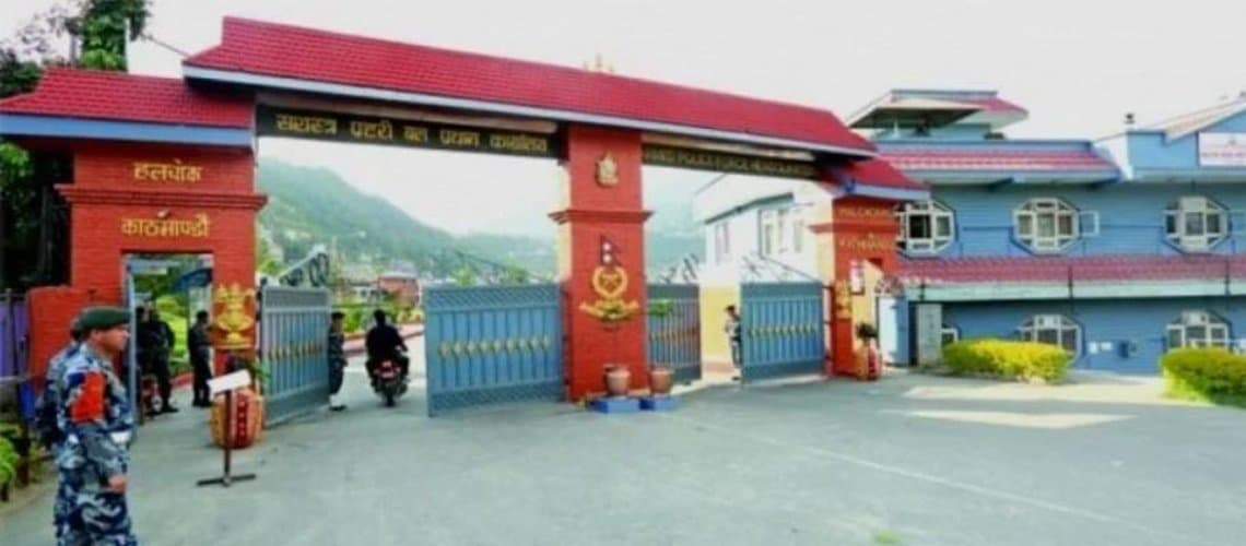 मृतक र बेपत्ता सशस्त्र प्रहरीका परिवारजनसँग महानिरीक्षक पौडेलको भेट